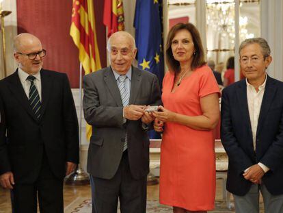 El S&iacute;ndic de Greuges, Jos&eacute; Cholbi, entrega el informe a la vicepresidenta de las Cortes, Carmen Mart&iacute;nez. 