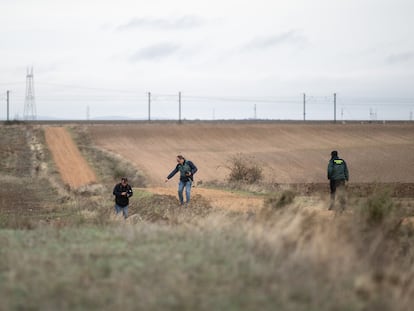 Los agentes de la Guardia Civil inspeccionan este martes el lugar donde una mujer fue atacada mortalmente por perros en Roales del Pan (Zamora).