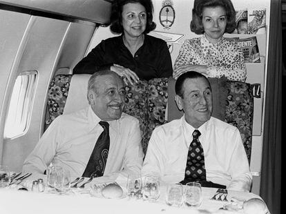 El presidente Héctor Cámpora y el general Juan Domingo Perón, acompañados de sus esposas, a bordo del avión de Aerolíneas Argentinas en el que el líder justicialista regresa definitivamente a Buenos Aires tras 18 años de exilio en 1973.