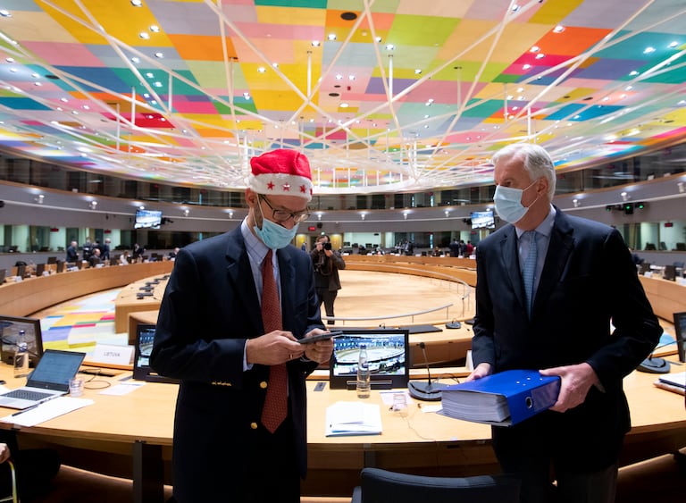 El negociador comunitario Michel Barnier (derecha), durante la reunión extraordinaria convocada este viernes en Bruselas.