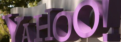 Logo de Yahoo en la sede central de compañía.