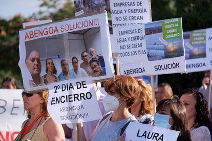 Concentración de trabajadores de Abengoa en la puerta de la sede de Palmas Altas en Sevilla.