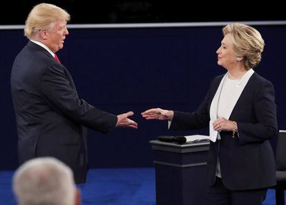 Los encuestados por la cadena CNN consideraron que la demócrata Hillary Clinton ganó el debate presidencial, aunque admitieron que el republicano Donald Trump había mejorado con respecto al debate anterior. En la imagen, Donald Trump y Hillary Clinton se dan la mano al finalizar el debate.
