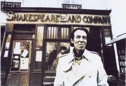 El escritor peruano Julio Ramón Ribeyro, delante dela librería Shakespeare and Company de París en marzo de 1986.