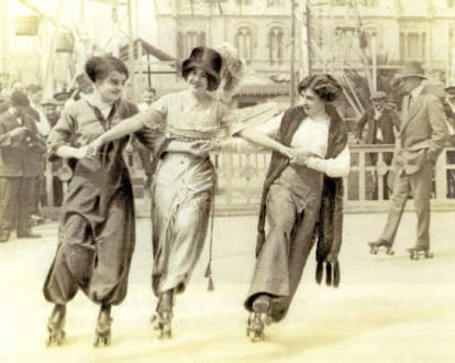 La faldilla pantaló, com la de la patinadora de la dreta a l’Sportsmen’s Park del Saló de Sant Joan, el 1911, aixecà polèmica fins i tot entre les feministes.