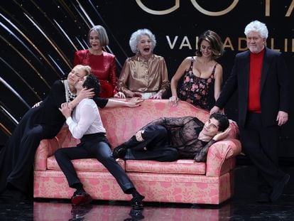 Cecilia Roth, Javier Ambrossi, Antonia San Juan, Marisa Paredes, Penélope Cruz, Javier Calvo y Pedro Almodóvar, en los Goya 2024.