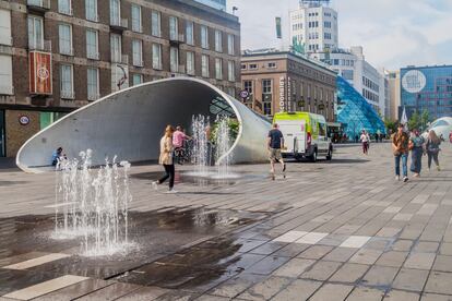 The Blob, la estructura de vidrio y acero en forma orgánica de Massimiliano Fuksas en la plaza 18 Septemberplein. 