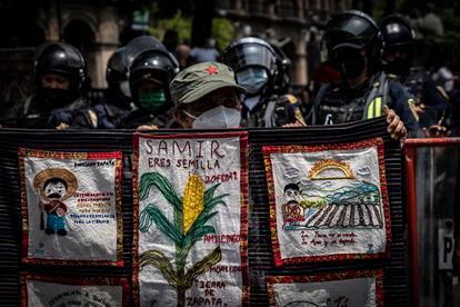 Indigenas se manifiestan en el Zócalo exigiendo se resuelva el asesinato de Samir Flores el 13 de agosto de 2021. 