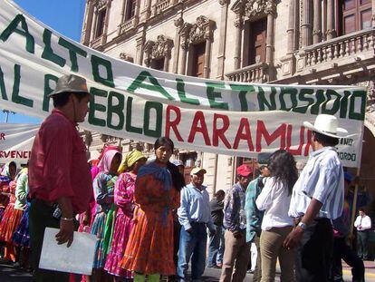 Manifestación de las comunidades rarámuris pertenecientes en Guadalupe y Calvo por el acoso y los asesinatos que sufre su pueblo.