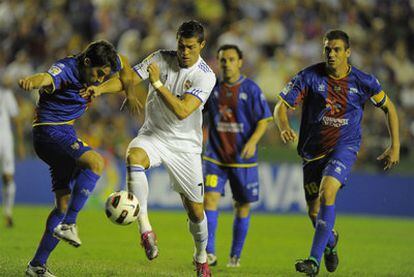Cristiano intenta progresar con el balón ante Juanlu, Sergio y Ballesteros.