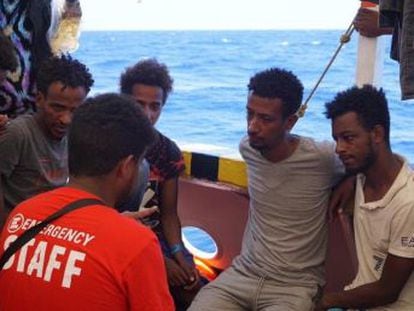 El buque pone rumbo hacia la isla de Lampedusa tras 13 días en alta mar sin la certeza de poder desembarcar