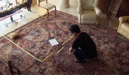 En un fotograma de 'Esto no es una película', Jafar Panahi delimita en el suelo de su vivienda la supuesta habitación de la joven que iba a protagonizar su próximo filme.