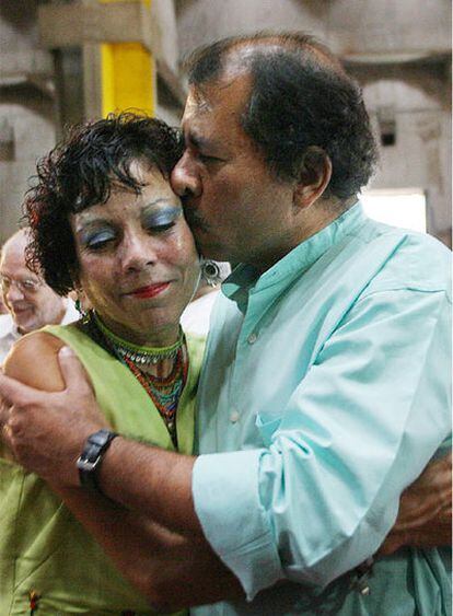 Daniel Ortega abraza a Rosario Murillo en un acto en Managua en 2004.