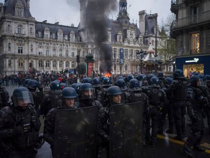 Miembros del cuerpo de gendarmería se preparaban para cargar contra los manifestantes el 14 de abril en París, mientras ardían barricadas.