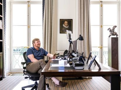 El rey Guillermo de los Países Bajosen su despacho de trabajo en el Palacio Huis te, n Bosch de La Haya (Holanda).