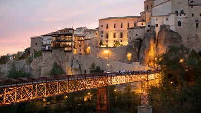 Cena en el puente de San Pablo de Cuenca, una de las actividades que la ciudad organizó para obtener la distinción de capital gastronómica 2023 y que planea repetir.