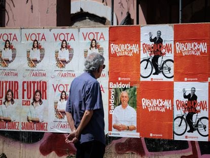 Un hombre contemplaba el viernes varios carteles electorales para los comicios del día 28, en Valencia.