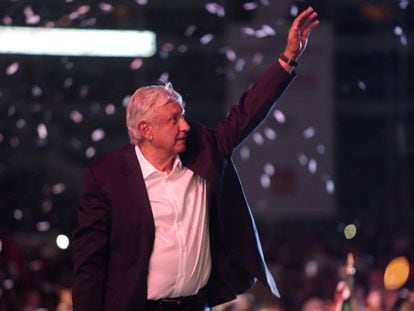 López Obrador durante el mitin en el estadio Azteca.