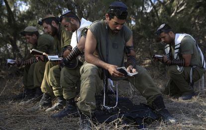 Soldados del Ejército israelí a su regreso de la Franja de Gaza.