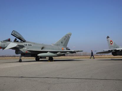 Un caza Eurofighter español (a la izquierda), junto a un MiG-29 de la Fuerza Aérea búlgara, en la base de Graf Ignatievo (Bulgaria), en febrero pasado.