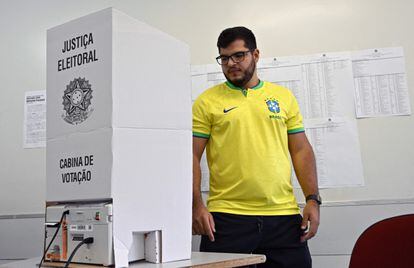 Un votante observa la urna electrónica antes de emitir su voto. En redes sociales circulan instrucciones de cómo debe hacerse la votación electrónica, para que los votantes no comentan ningún error.   