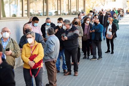 Colas para vacunarse en el centro de atención primaria Casernes (Barcelona) este miércoles.