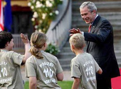 El presidente Bush, con unos niños el pasado miércoles en la localidad alemana de Hohen Luckow.