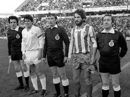 En el centro, Sánchez Arminio; y a la izquierda, Enríquez Negreira, cuando eran árbitros, en la final de la Copa del Rey de 1982 entre el Real Madrid y el Sporting de Gijón.