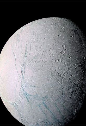 Las imágenes captadas por las cámaras de la <i>Cassini</i> revelan columnas de hielo.