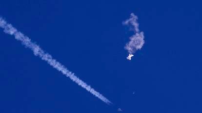 Los restos del globo chino caen sobre el Atlántico momentos después de que un caza estadounidense lo derribara con un misil.