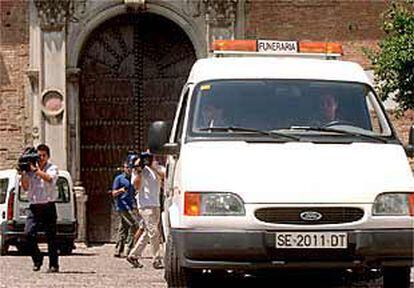 El furgón funerario abandona, ayer, la Casa Pilatos de Sevilla.