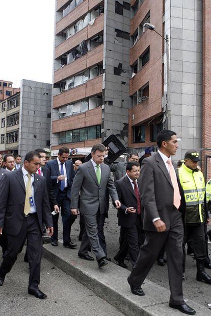 El presidente Santos (centro) visita el lugar del atentado, ayer en Bogotá.