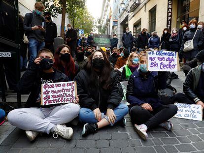 Protesta para frenar un desahucio en el centro de Madrid, este martes.