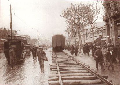 Un tren a la altura del Teatro Victoria, en el Paralelo barcelon&eacute;s, en 1929.