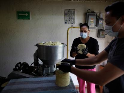 Fernando Lozano Galicia y  Martha Hernandez Carrillo trabajan en la tortilleria   "Tortillas La Abuela," en Ciudad de México.