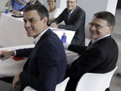 El secretario general del PSOE, Pedro Sánchez, y elresponsable de Economía del programa electoral socialista, Jordi Sevilla.
