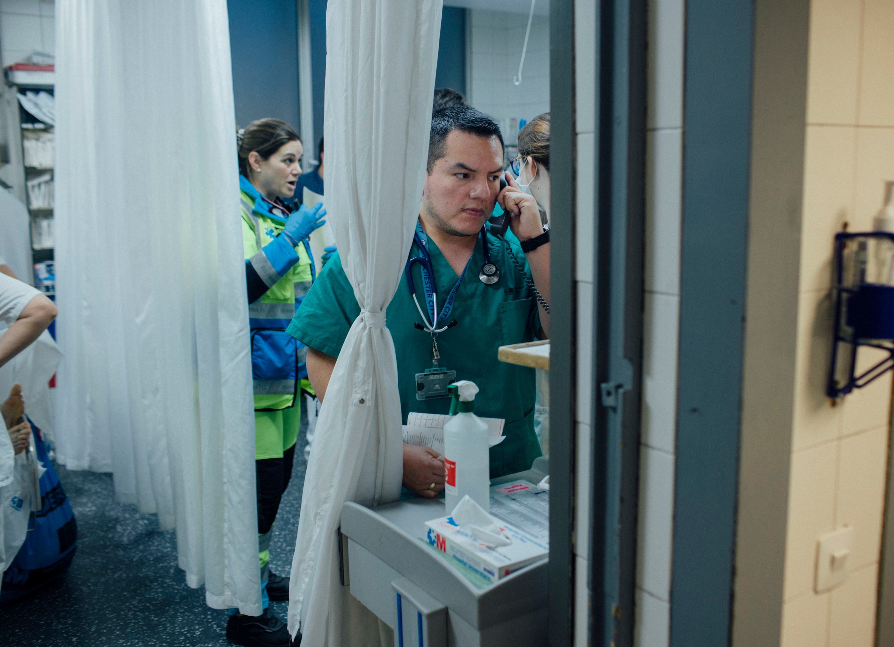 Michael, residente de tercer año de Neumología, en el servicio de Urgencias de La Paz. Él ya toma decisiones. 