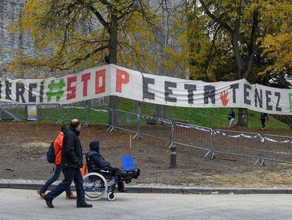 Pancarta contra el tratado CETA colocada cerca del Parlamento de Valonia. 