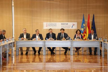 El presidente de la Generalitat durante la reuni&oacute;n con representantes del sector tur&iacute;stico 