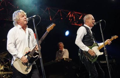 Rick Parfitt, a la izquierda, con Francis Rossi (R) durante un concierto de Status Quo en Suiza. 