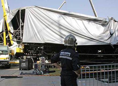 Un bombero observa la cubierta desplomada del escenario de la gira de Madonna