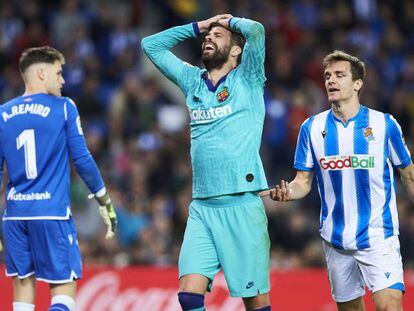 Piqué se lamenta tras una acción en el partido Real-Barça.