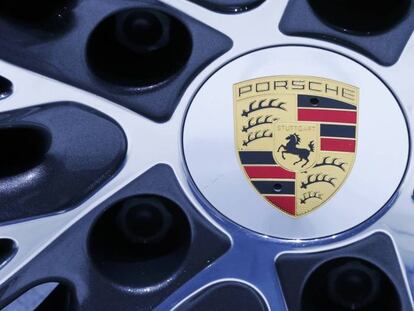 Logo de Porsche en la rueda de uno de sus vehículos.