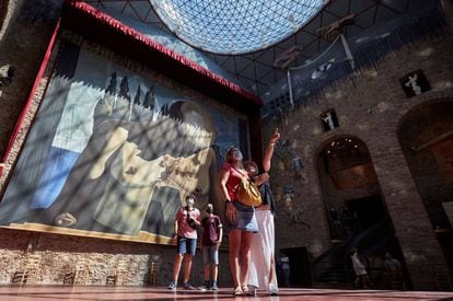 Diverses persones visiten el Teatre Museu de Dalí a Figueres.