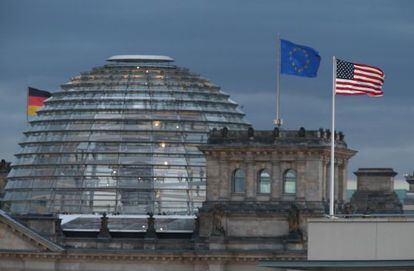 La Embajada de EEUU, junto al Reichstag, en Berlín.