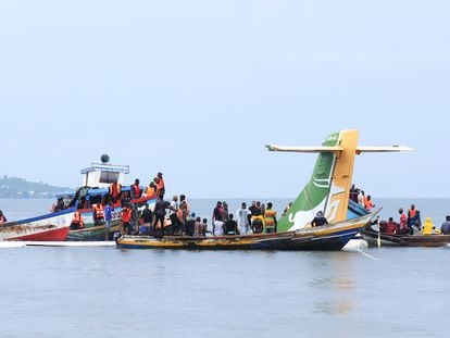 Los servicios de emergencia rescatan a los pasajeros del avión estrellado este domingo en el lago Victoria, en Tanzania.