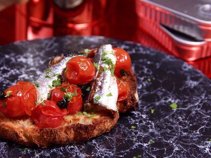 Tosta de sardinas y tomatitos que te mueres