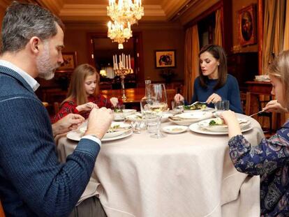 Los Reyes con sus hijas, en un almuerzo en el palacio de La Zarzuela.