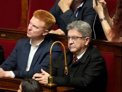 El líder de La Francia Insumisa, Jean-Luc Mélenchon, y el diputado Adrien Quatennens, en una fotografía de archivo de marzo de 2022, en la Asamblea Nacional en París (Francia).