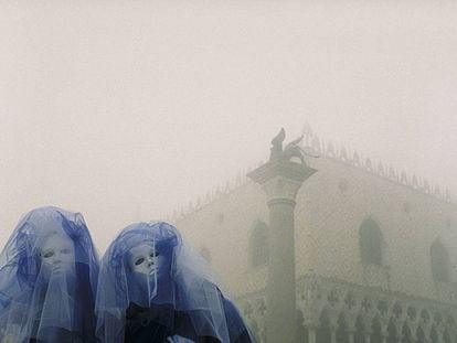 Dos misteriosas máscaras de carnaval en la niebla de Venecia.